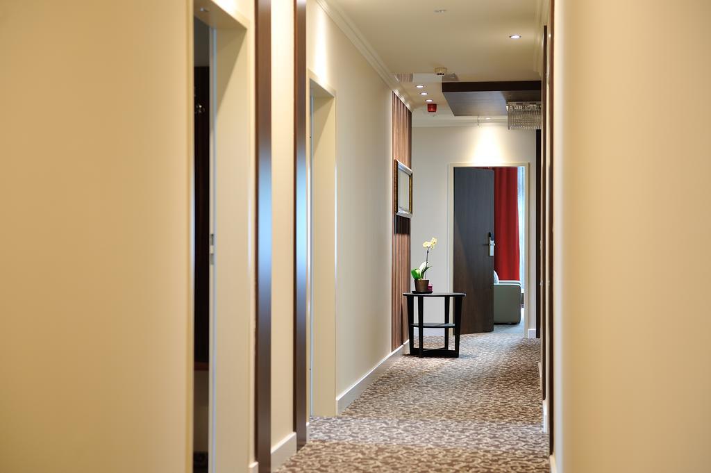 Corner Hotel & Kavehaz Dunaújváros Eksteriør bilde