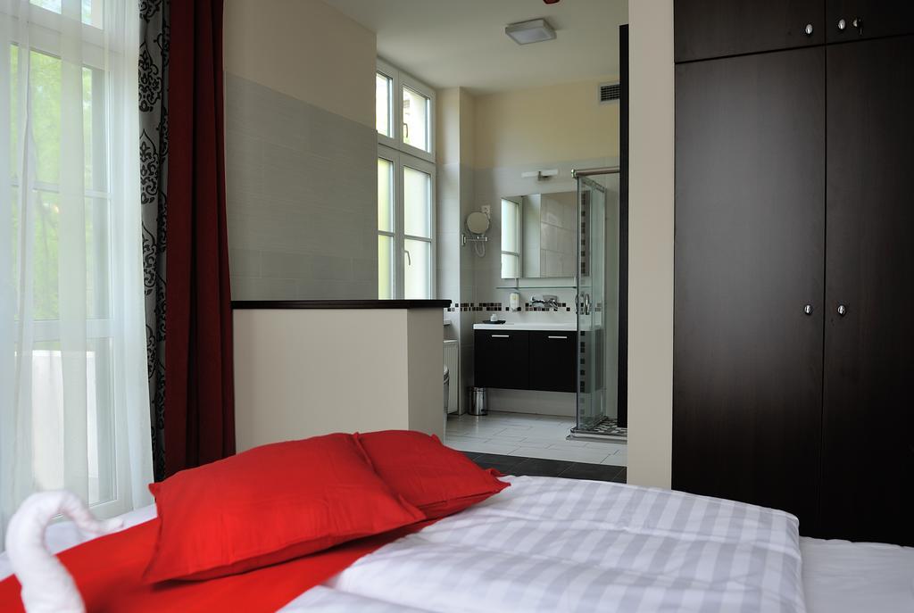 Corner Hotel & Kavehaz Dunaújváros Rom bilde