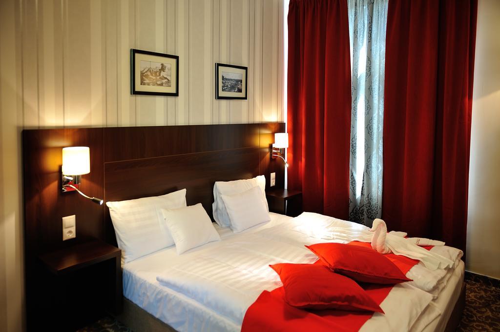 Corner Hotel & Kavehaz Dunaújváros Eksteriør bilde