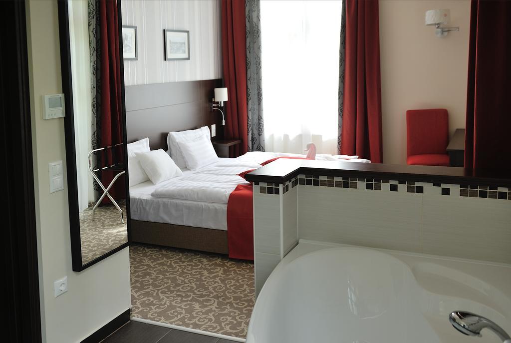 Corner Hotel & Kavehaz Dunaújváros Rom bilde