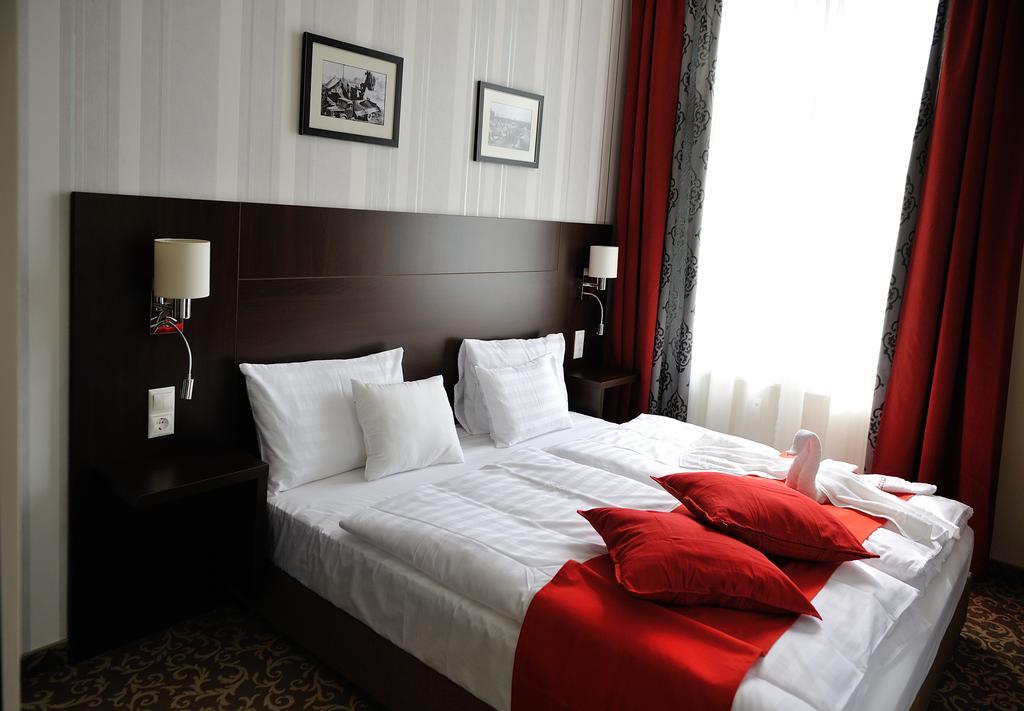 Corner Hotel & Kavehaz Dunaújváros Rom bilde