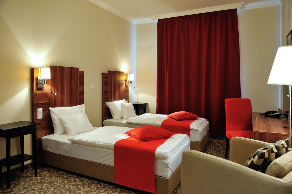 Corner Hotel & Kavehaz Dunaújváros Eksteriør bilde